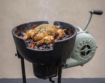 Forno de forja a carvão com soprador manual e alavanca tipo pedal.
