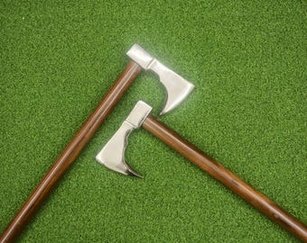 手作りのバイキング風ひげ付き中世北欧スタイルの斧柄の素朴な木製杖