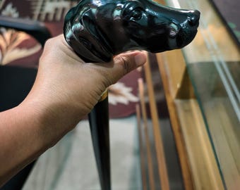 Bastón con cabeza de perro tallada a mano en madera negra con collar de latón dorado: una elegante ayuda para la movilidad.