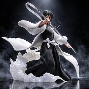 Könnte beinhalten: Eine detaillierte Anime-Figur mit kurzem schwarzem Haar, bekleidet mit einem schwarzen Kimono und einem fließenden weißen Haori-Mantel. Die Figur hält ein langes, schmales silbernes Schwert über dem Kopf und steht inmitten wirbelnder weißer Wolkenelemente.