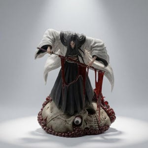 Könnte beinhalten: Eine detaillierte Figur mit langem Haar, bekleidet mit einem weißen Kimono und schwarzem Hakama, die ein Katana hält, von dem rote Flüssigkeit tropft. Die Figur steht auf einem großen, verwitterten Totenkopf mit einem Auge und roten Perlen.