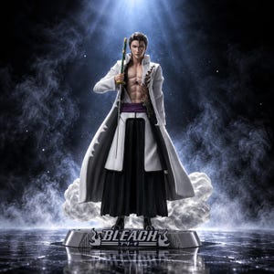 Könnte beinhalten: Eine detaillierte Anime-Figur mit dunklem Haar, die einen weißen Mantel über einem schwarzen Hakama trägt und ein Schwert hält. Die Figur steht auf einem Sockel mit der Aufschrift BLEACH, umgeben von einem Wolkeneffekt und blauer Beleuchtung.