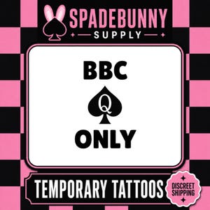 Könnte beinhalten: Temporäre Tattoos mit dem Text "BBC ONLY" und einem Pik-Symbol mit einem "Q" darin. Das Design befindet sich auf einem weißen Hintergrund mit einem rosa-schwarzen Schachbrettmuster. Der Markenname "SPADEBUNNY SUPPLY" steht oben.