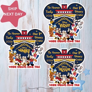 Puede incluir: Juego de tres pegatinas de crucero de Disney con Mickey Mouse y sus amigos. Cada pegatina tiene un diseño de oreja de Mickey Mouse azul marino con un crucero rojo y blanco. Las pegatinas dicen "The Newman Family 2026" y "Our 1st Disney Cruise".