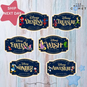 Może przedstawiać: Sześć ciemnoniebieskich prostokątnych etykiet ze złotymi obwódkami, przedstawiających nazwy statków wycieczkowych Disney: Destiny, Treasure, Fantasy, Wish, Wonder i Adventure. Każda etykieta zawiera tekst Where Magic Meets The Sea, July 21-25, 2026 oraz Newman Family.