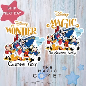 Puede incluir: Dos pegatinas temáticas de Disney con Mickey Mouse, Minnie Mouse, el Pato Donald y Goofy en un crucero. Una pegatina dice "Disney Wonder" y la otra "Disney Magic". Ambas tienen opciones de texto personalizadas.