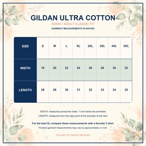 Może przedstawiać: Tabela rozmiar&oacute;w Gildan Ultra Cotton G2000 dla dorosłych z wymiarami w calach. Tabela zawiera rozmiary od S do 5XL wraz z odpowiadającymi im wymiarami szerokości i długości. Szerokość mierzona jest w klatce piersiowej, a długość od ramienia.