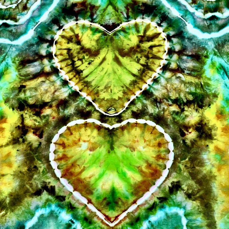 Puede incluir: Un vibrante dise&ntilde;o tie-dye con dos formas de coraz&oacute;n delineadas en blanco. Los corazones est&aacute;n llenos de tonos verdes, amarillos y marrones, sobre un fondo de tonos turquesa y verde azulado. Un patr&oacute;n abstracto y colorido.