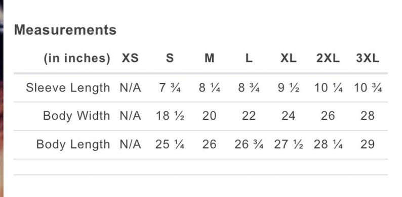 Puede incluir: Un gr&aacute;fico blanco muestra las medidas de la prenda en pulgadas. El gr&aacute;fico incluye la longitud de la manga, el ancho del cuerpo y el largo del cuerpo para las tallas XS a 3XL. Las longitudes de las mangas var&iacute;an de 19.69 a 27.31 cm. Los anchos del cuerpo var&iacute;an de 46.99 a 71.12 cm.