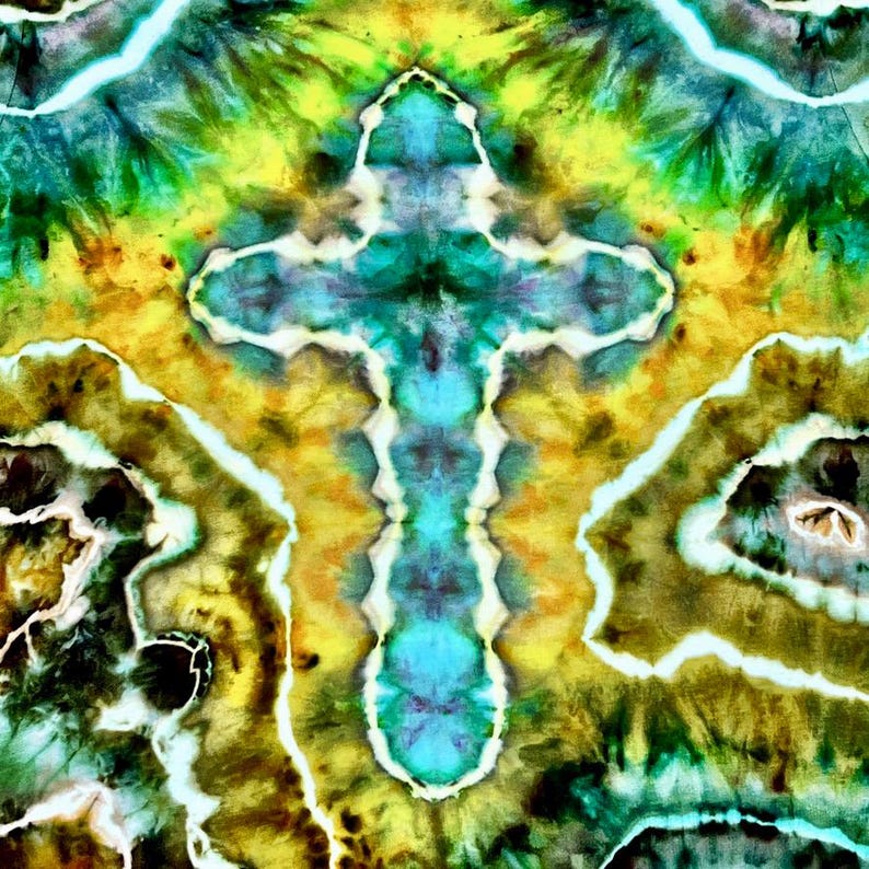 Puede incluir: Patr&oacute;n abstracto de te&ntilde;ido anudado en tonos turquesa, amarillo, verde y marr&oacute;n. El dise&ntilde;o presenta una forma de cruz central con una est&eacute;tica arremolinada y org&aacute;nica. Los colores se mezclan y se difuminan, creando una textura visual &uacute;nica.