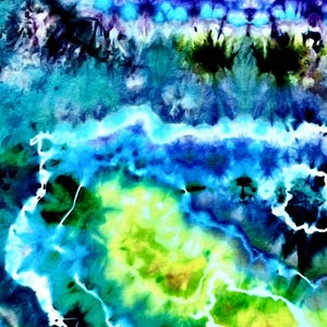 Op de afbeelding: Abstract tie-dye patroon in tinten blauw, groen en geel. Het ontwerp heeft wervelende patronen en een aquareleffect, met gebieden in donkerblauw en zwart. Het algehele effect is een levendig en kleurrijk artistiek ontwerp.