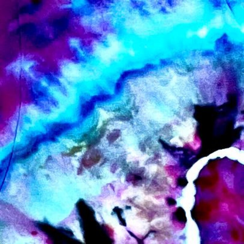 Op de afbeelding: Abstract kunstwerk met een mix van kleuren. De afbeelding toont een mix van blauw, paars en wit, waardoor een aquarelachtig effect ontstaat. De compositie is dynamisch, met wervelende patronen en contrasterende tinten.