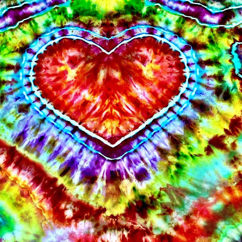 Może przedstawiać: Żywy wz&oacute;r tie-dye z dużym czerwonym sercem obrysowanym na biało. Tło to mieszanka wirujących kolor&oacute;w, w tym czerwonego, ż&oacute;łtego, zielonego, niebieskiego i fioletowego, tworząca efekt psychodeliczny.