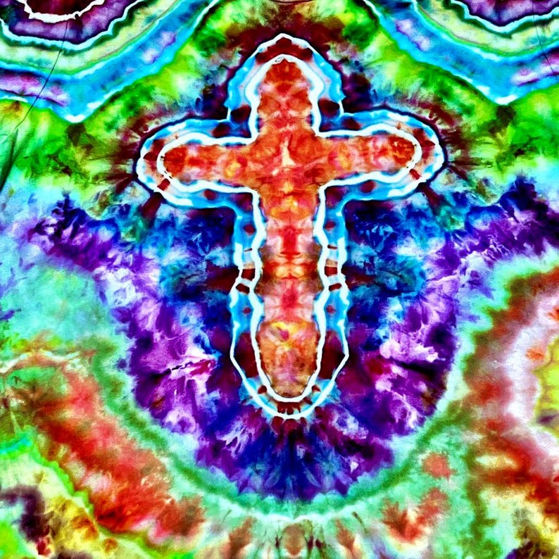 Może przedstawiać: Żywy wz&oacute;r tie-dye z centralnym kształtem krzyża. Krzyż jest obrysowany na biało i wypełniony odcieniami pomarańczowego i czerwonego. Tło to wirująca mieszanka niebieskiego, zielonego, fioletowego i ż&oacute;łtego.