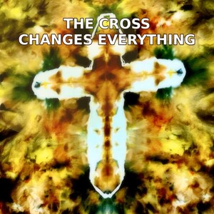 Puede incluir: Una tela te&ntilde;ida con la t&eacute;cnica tie-dye que presenta una forma de cruz blanca central rodeada de tonos mezclados de amarillo, marr&oacute;n, verde y negro. El texto THE CROSS CHANGES EVERYTHING est&aacute; impreso en letras blancas sobre la cruz.