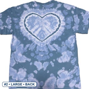 Peut inclure: Un t-shirt &agrave; manches courtes pr&eacute;sentant un motif tie-dye bleu et blanc avec une forme de c&oelig;ur pro&eacute;minente centr&eacute;e au dos. Le tissu affiche un effet nuageux et tachet&eacute; dans des tons bleu ardoise et blanc. Une &eacute;tiquette indique #2 &bull; LARGE &bull; BACK.