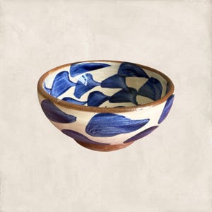 Könnte beinhalten: Eine Keramikschale mit cremefarbenem Innenraum und braunem Rand und Boden. Die Schale ist mit blauen Pinselstrichen verziert. Ein dekoratives Stück für Küche oder Esszimmer.
