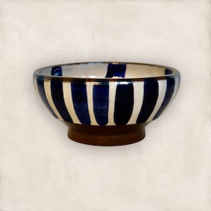 Handgefertigte Tapas-Schale aus Keramik – Kräftig blau-indigo-gestreift – Handbemalte Keramik aus dem Dorf Tunis, Fayoum, Ägypten – Kleine Servierschale