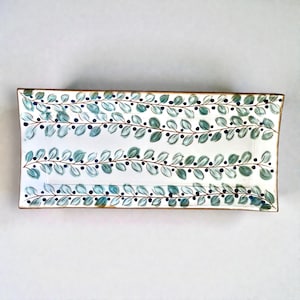 Handbemalte Keramik-Servierplatte | Große rechteckige Fayoum-Platte 38 cm | Botanisches Blattdekor