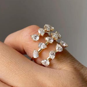 Delicada alianza de boda de moissanita. Alianza de boda única de oro amarillo. Alianza de boda vintage con corte de pera. Anillo apilable a juego para novias.