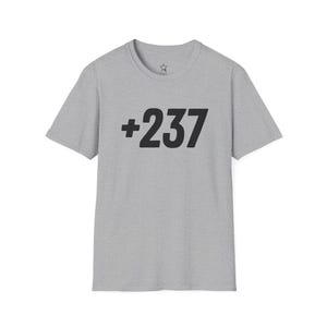 Könnte beinhalten: Ein hellgraues T-Shirt mit der Aufschrift "+237" in fetter schwarzer Schrift auf der Brust. Das Shirt hat kurze Ärmel und einen Rundhalsausschnitt. Ein kleiner Stern ist auf der linken Brust zu sehen.