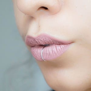 Zilveren lipring manchet, 20 g lipring hoepel, delicate dunne nep lip piercing, 8 mm knusse verstelbare lip ring, lip sieraden, lip manchet, lip ring nep
