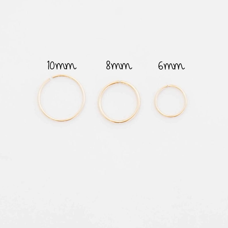 Pu&ograve; includere: Tre orecchini a cerchio in oro di diverse dimensioni: 10 mm, 8 mm e 6 mm. Gli anelli sono semplici e delicati, perfetti per l'uso quotidiano.