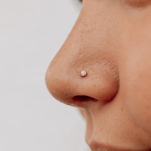 Näsörhänge i 14k guld med opal, äkta sten, kroppssmycken