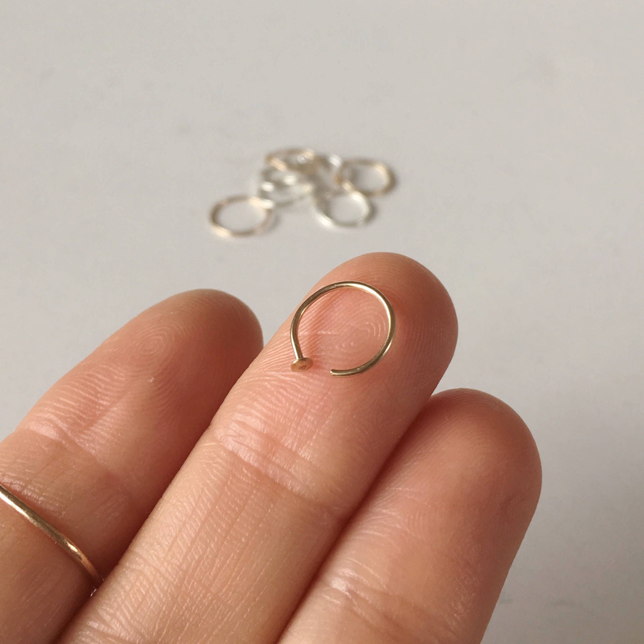 Piercing Per Naso In Acciaio Inox Con Zirconia - 8 Pezzi, 20 Gauge, Forma A L E A Vite - Foto 4