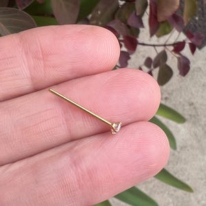 Piercing para nariz de acero quirúrgico chapado en oro con circonita cúbica y poste ajustable.