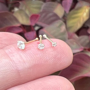 小さなゴールドCZノーズスタッド：繊細な22G鼻骨ピアス