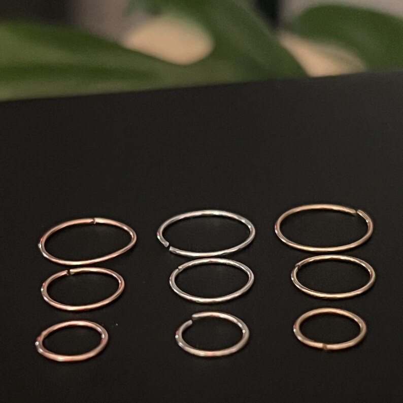 Pu&ograve; includere: Un set di nove anelli per il naso in tre diverse dimensioni e tre diversi colori: argento, oro e oro rosa.