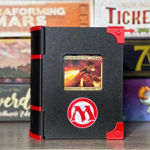 Caja personalizable para mazos de MTG Commander: amplia caja de presentación con capacidad para más de 120 cartas con fundas y accesorios (Magic The Gathering) y cubierta magnética.