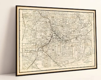Op de afbeelding: Een vintage kaart van Atlanta, Georgia, gedrukt in zwart-wit met een crèmekleurige achtergrond. De kaart toont de straten en bezienswaardigheden van de stad, waaronder de West End en de Atlanta University.