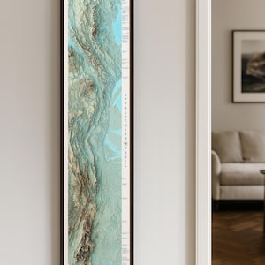 Può includere: Una mappa topografica incorniciata del sentiero degli Appalachi, con un rendering 3D dettagliato in tonalità di blu, verde e marrone. La mappa è orientata verticalmente e include il testo "APPALACHIAN TRAIL" sul lato.
