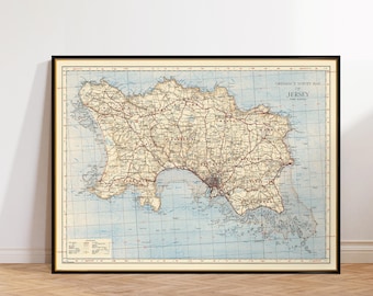 Pode incluir: Um mapa vintage de Jersey, uma ilha britânica, com fundo azul claro e estradas vermelhas. O mapa é intitulado "Ordnance Survey Map of Jersey, Third Edition".