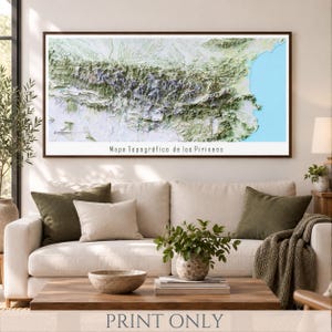 Op de afbeelding: Een horizontale ingelijste wandkunstprint met een gedetailleerde topografische kaart van het Pyreneeëngebergte. De kaart toont getextureerd groen en wit terrein met een lichtblauw kustgebied aan de rechterkant en de tekst Mapa Topográfico de los Pirineos.