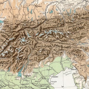 Op de afbeelding: Een vintage kaart van de Alpenregio van Europa, met daarop de bergketens, rivieren en steden. De kaart is in tinten bruin, groen en blauw, met tekstlabels in het Duits.