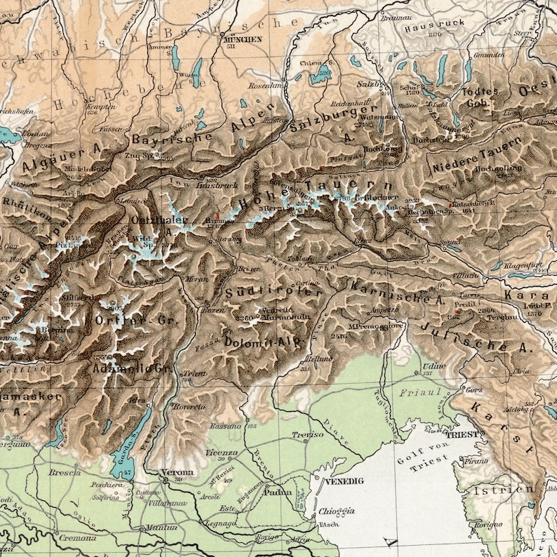 Op de afbeelding: Een vintage kaart van de Alpenregio van Europa, met daarop de bergketens, rivieren en steden. De kaart is in tinten bruin, groen en blauw, met tekstlabels in het Duits.