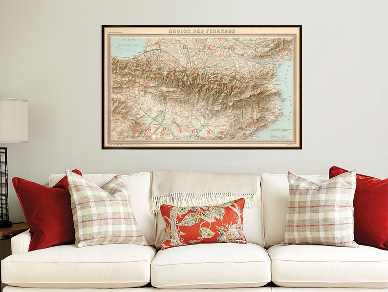 Carte vintage de la chaîne de montagnes des Pyrénées avec un effet d'ombrage image 1