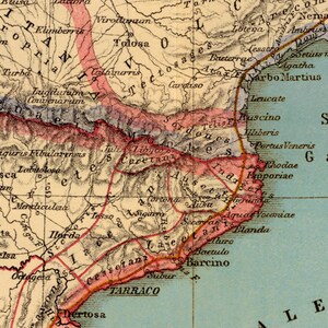 K&ouml;nnte beinhalten: Eine antike Karte der Iberischen Halbinsel, die die r&ouml;mischen Provinzen Hispania Tarraconensis und Hispania Baetica zeigt. Die Karte ist in Blaut&ouml;nen, Gr&uuml;n- und Rosat&ouml;nen gedruckt, mit roten Linien, die Stra&szlig;en und Fl&uuml;sse kennzeichnen. Die Karte enth&auml;lt die Namen von St&auml;dten und D&ouml;rfern, wie Tarraco, Tolosa und Corduba.