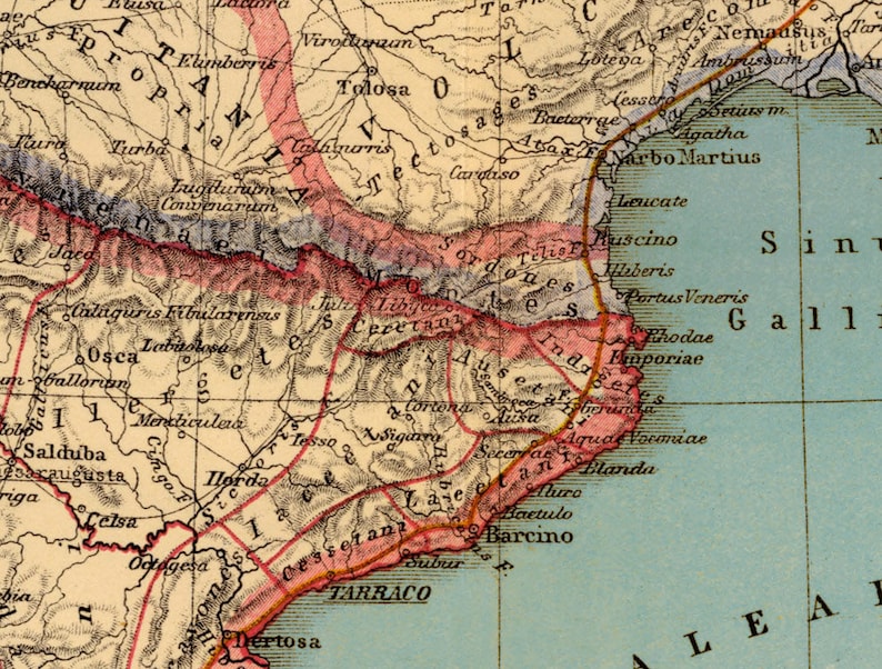 K&ouml;nnte beinhalten: Eine antike Karte der Iberischen Halbinsel, die die r&ouml;mischen Provinzen Hispania Tarraconensis und Hispania Baetica zeigt. Die Karte ist in Blaut&ouml;nen, Gr&uuml;n- und Rosat&ouml;nen gedruckt, mit roten Linien, die Stra&szlig;en und Fl&uuml;sse kennzeichnen. Die Karte enth&auml;lt die Namen von St&auml;dten und D&ouml;rfern, wie Tarraco, Tolosa und Corduba.