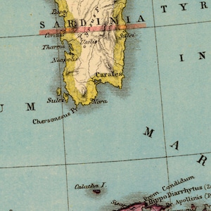 K&ouml;nnte beinhalten: Eine Vintage-Karte von Sardinien, einer Insel im Mittelmeer. Die Karte ist in Blaut&ouml;nen, Gr&uuml;n- und Gelbt&ouml;nen gedruckt. Die K&uuml;stenlinie der Insel, Fl&uuml;sse und St&auml;dte sind in schwarzer Schrift beschriftet. Die Karte ist in roter Schrift mit "Sardinien" betitelt.