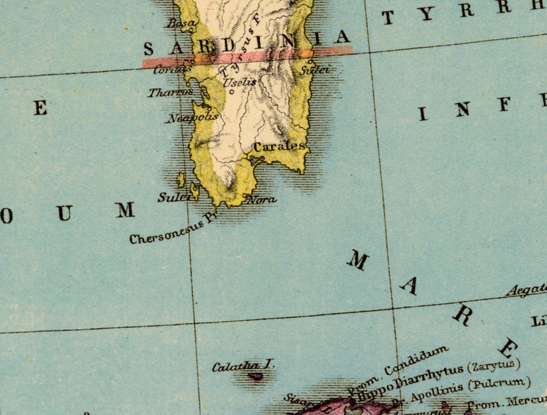 K&ouml;nnte beinhalten: Eine Vintage-Karte von Sardinien, einer Insel im Mittelmeer. Die Karte ist in Blaut&ouml;nen, Gr&uuml;n- und Gelbt&ouml;nen gedruckt. Die K&uuml;stenlinie der Insel, Fl&uuml;sse und St&auml;dte sind in schwarzer Schrift beschriftet. Die Karte ist in roter Schrift mit "Sardinien" betitelt.
