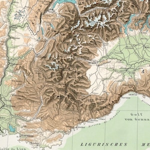 Op de afbeelding: Een vintage kaart van de Italiaanse Alpen, die de geografische kenmerken van de regio laat zien. De kaart is in tinten bruin, groen en blauw, met zwarte lijnen die rivieren, wegen en grenzen aangeven. De kaart bevat de namen van steden en dorpen, evenals de namen van bergen en andere geografische kenmerken.