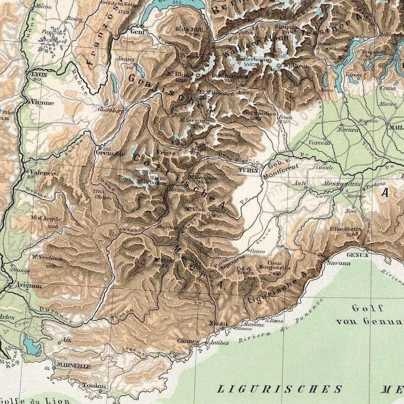 Op de afbeelding: Een vintage kaart van de Italiaanse Alpen, die de geografische kenmerken van de regio laat zien. De kaart is in tinten bruin, groen en blauw, met zwarte lijnen die rivieren, wegen en grenzen aangeven. De kaart bevat de namen van steden en dorpen, evenals de namen van bergen en andere geografische kenmerken.