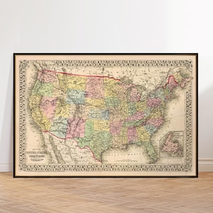 Peut inclure: Carte ancienne encadrée des États-Unis et territoires, avec une représentation détaillée des états et des frontières. La carte est dans un cadre noir et possède une bordure décorative. La carte est dans des tons beige, rose, vert et jaune.