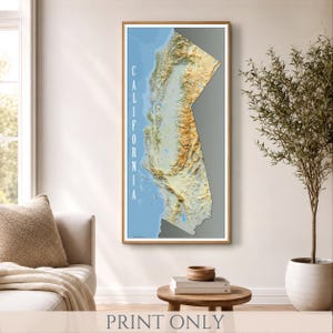 Può includere: Una stampa artistica da parete verticale incorniciata che mostra una mappa in rilievo della California. La mappa visualizza il terreno topografico in tonalità marrone, beige e verde su uno sfondo oceanico azzurro. La parola CALIFORNIA è stampata verticalmente in bianco.