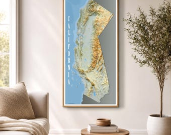 Op de afbeelding: Een verticale ingelijste wandkunstprint met een reliëfkaart van Californië. De kaart toont topografisch terrein in tinten bruin, beige en groen tegen een lichtblauwe oceaanachtergrond. Het woord CALIFORNIA staat verticaal in het wit gedrukt.