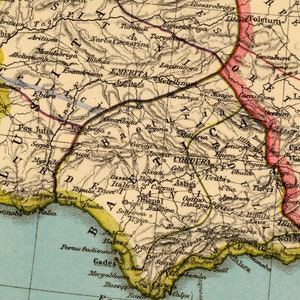 K&ouml;nnte beinhalten: Eine Vintage-Karte der Iberischen Halbinsel, die die r&ouml;mischen Provinzen Hispaniens zeigt. Die Karte ist in Gelb-, Gr&uuml;n-, Blau- und Rott&ouml;nen gehalten, mit schwarzen Linien f&uuml;r Grenzen und Fl&uuml;sse. Die Karte enth&auml;lt die Namen von St&auml;dten und Regionen, wie z. B. Emerita Augusta, Corduba und Baetica.